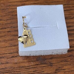 New 14k #1 Mom with heart charm, very delicate